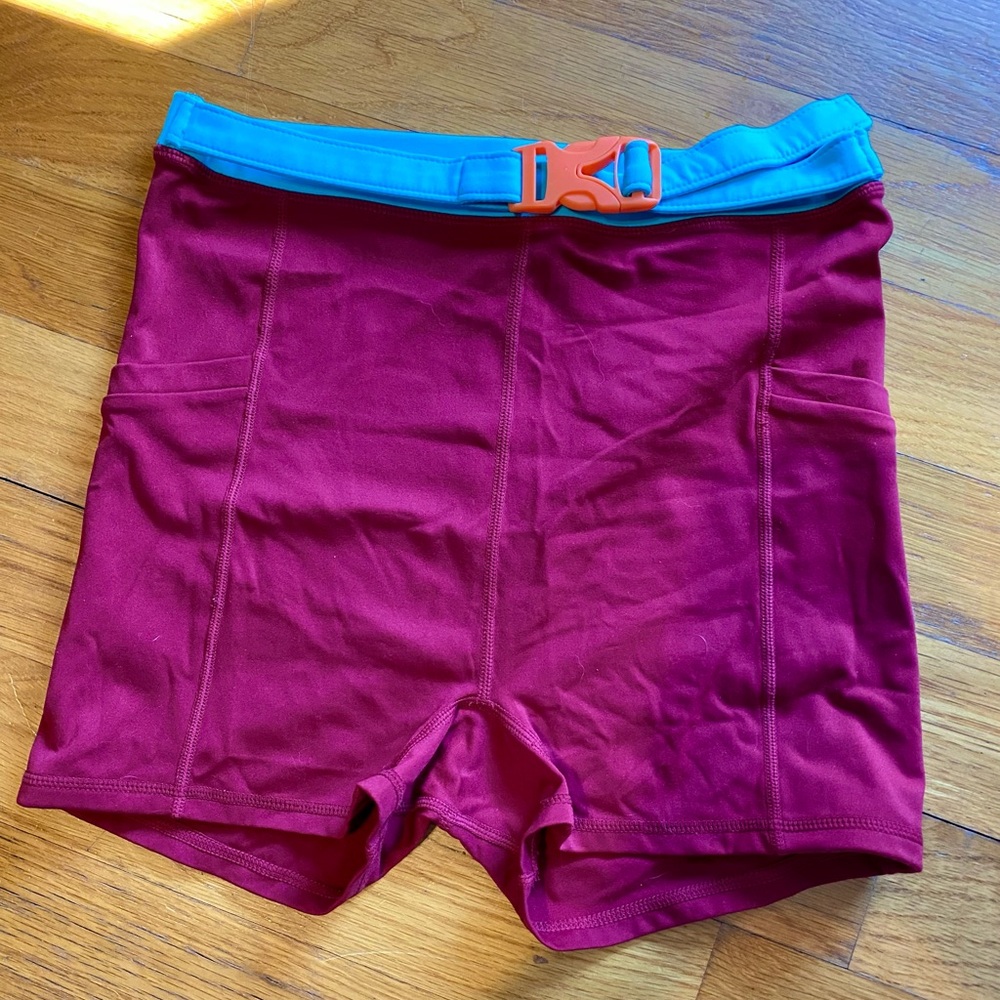 Fabletics High Waisted Motion365 Athletic Hike Shorts Maroon Blue Belt Medium